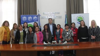 Photo of #SAO | Las 8 trabajadoras del Hogar de la Abuela Juana firmaron su contrato de trabajo con la provincia