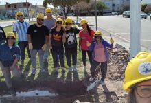 Capacitarte en Las Grutas: practicantes de Albañilería aplican lo aprendido del oficio