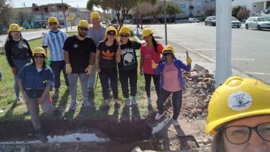 Capacitarte en Las Grutas: practicantes de Albañilería aplican lo aprendido del oficio