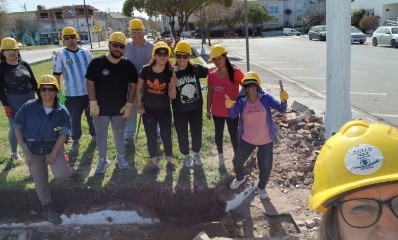 Capacitarte en Las Grutas: practicantes de Albañilería aplican lo aprendido del oficio